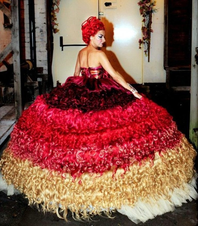 Một chiếc váy được kết từ rất nhiều bộ tóc giả, một tác phẩm kỳ công.