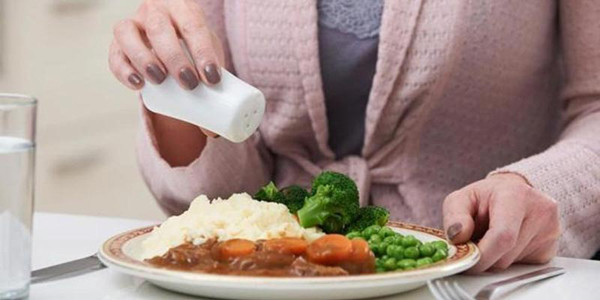 Ăn mặn. Thói quen nêm nhiều gia vị vô tình khiến bạn nạp lượng lớn muối vào cơ thể. Duy trì chế độ ăn mặn thường xuyên, cơ thể dễ đối diện nguy cơ huyết áp cao. Trong khi đó, huyết áp cao ảnh hưởng trực tiếp tới thận.