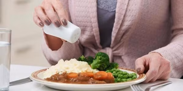 Ăn mặn. Thói quen nêm nhiều gia vị vô tình khiến bạn nạp lượng lớn muối vào cơ thể. Duy trì chế độ ăn mặn thường xuyên, cơ thể dễ đối diện nguy cơ huyết áp cao. Trong khi đó, huyết áp cao ảnh hưởng trực tiếp tới thận.