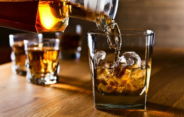 Rượu bia, đồ nướng. Dân nhậu rất thích nhâm nhi thịt nướng và rượu bia mà không biết thói quen này hại thận khủng khiếp. Trước hết, lượng cồn trong rượu bia đi vào cơ thể không chỉ gây hại gan mà còn làm hỏng DNA của tế bào thận, gây ung thư.