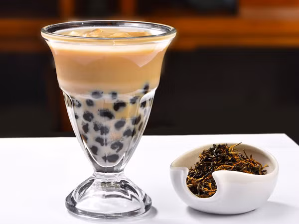 Thường xuyên uống đồ có gas, trà sữa. Đồ uống này có hương vị hấp dẫn song giá trị dinh dưỡng không được đánh giá cao. Chuyên gia sức khỏe cho biết, nếu thi thoảng uống nước ngọt có ga, trà sữa không gây vấn đề lớn. Vậy nhưng, nếu uống thời gian dài có thể gây hại thận khó cứu vãn. 