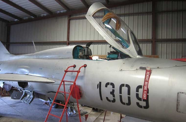 Biến thể tiêm kích MiG-21PF thời kỳ này có nắp buồng lái được mở về phía trước.