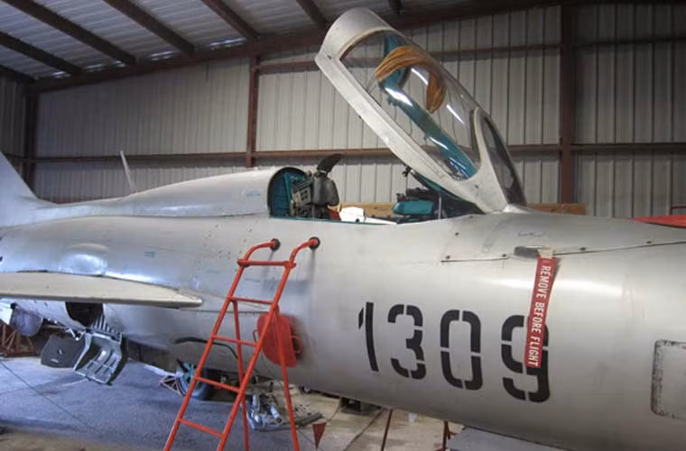 Biến thể tiêm kích MiG-21PF thời kỳ này có nắp buồng lái được mở về phía trước.