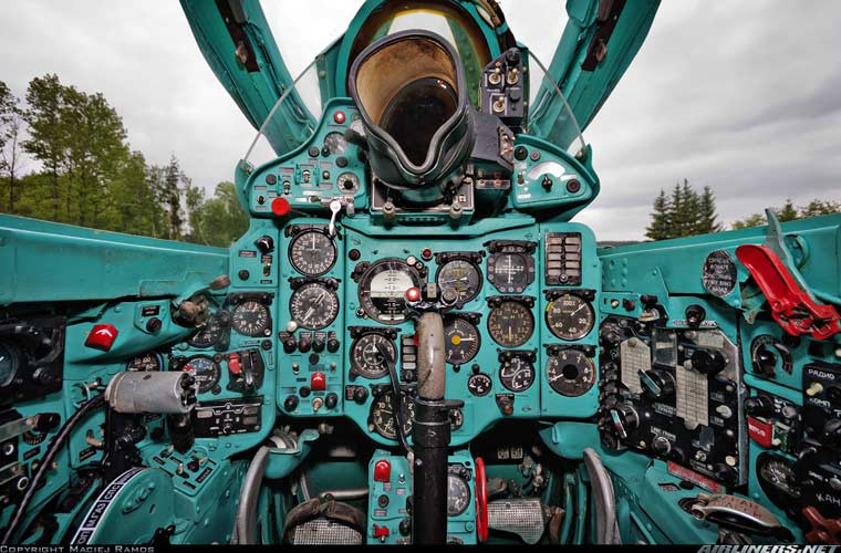 Cấu tạo, bố trí bảng điều khiển bên trong máy bay MiG-21PF. Biến thể này được trang bị loại radar điều khiển hỏa lực RP-21. Nó có thể phát hiện mục tiêu ở khoảng cách 20km, khóa mục tiêu ở cự ly 10km. Tuy nhiên, trong thực tế chỉ số này giảm xuống còn 13km và 7km. Nó được sử dụng để xác định mục tiêu cho tên lửa không đối không tầm ngắn dẫn bằng hồng ngoại Vympel K-13 còn gọi là R-3S, tuy nhiên không có khả năng dẫn đường cho tên lửa không đối đất.