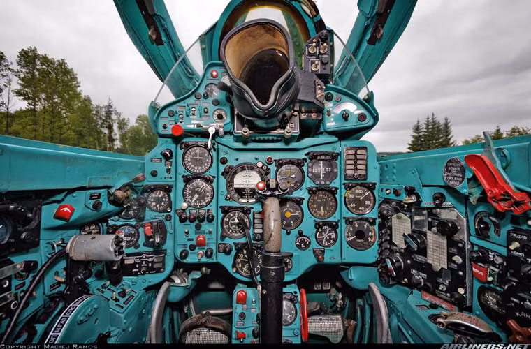 Cấu tạo, bố trí bảng điều khiển bên trong máy bay MiG-21PF. Biến thể này được trang bị loại radar điều khiển hỏa lực RP-21. Nó có thể phát hiện mục tiêu ở khoảng cách 20km, khóa mục tiêu ở cự ly 10km. Tuy nhiên, trong thực tế chỉ số này giảm xuống còn 13km và 7km. Nó được sử dụng để xác định mục tiêu cho tên lửa không đối không tầm ngắn dẫn bằng hồng ngoại Vympel K-13 còn gọi là R-3S, tuy nhiên không có khả năng dẫn đường cho tên lửa không đối đất.