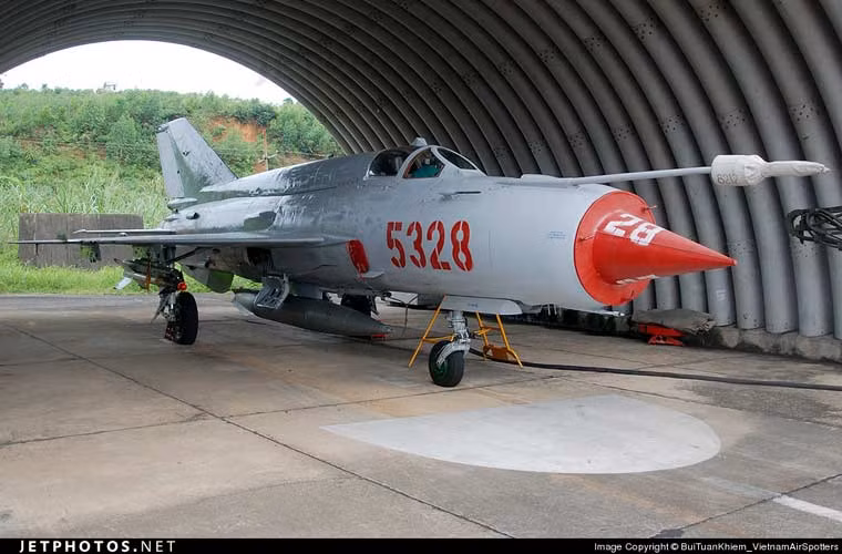 Theo báo Quân đội Nhân dân, tiêm kích đánh chặn MiG-21 4324 được Liên Xô viện trợ cho Việt Nam năm 1967, ngày 9/1 cùng năm nó được biên chế cho Trung đoàn 921 Sao Đỏ. Trong ảnh là một chiếc MiG-21 của Không quân Nhân dân Việt Nam đang trong trạng thái trực chiến. Ảnh: Bui Tuan Khiem - Jetphotos.net