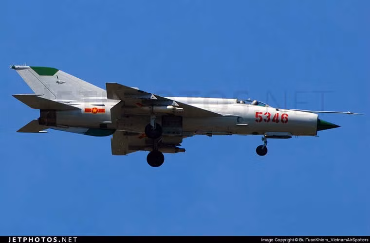Ngoài ra, MiG-21PF có thể làm nhiệm vụ tấn công mặt đất với khả năng mang ống phóng rocket 57mm hoặc bom FAB-100-250. Ảnh: Jetphotos.net