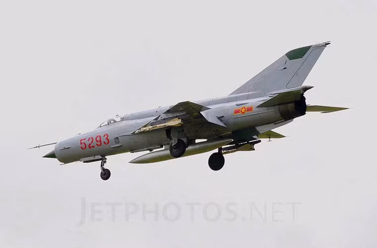 Thế hệ MiG-21PF xuất khẩu cho Việt Nam thời kỳ này không được trang bị pháo 23 hay 30mm mà chỉ có tên lửa – tối đa 2 đạn không đối không tầm nhiệt K-13 có tầm bắn khoảng 10km. Dù khả năng mang vác vũ khí rất hạn chế nhưng bù lại MiG-21PF có tính cơ động cao, chẳng thế mà nó đã hạ gục được các tiêm kích hạng nặng F-4 của Mỹ. Ảnh: Jetphotos.net