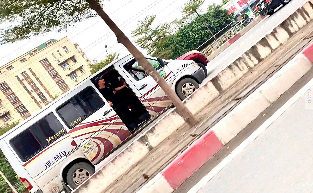 Hà Nội: Xe dù vẫn tung hoành đón trả khách trái quy định - Hình 3 Ha Noi: Xe du van tung hoanh don tra khach trai quy dinh-Hinh-3