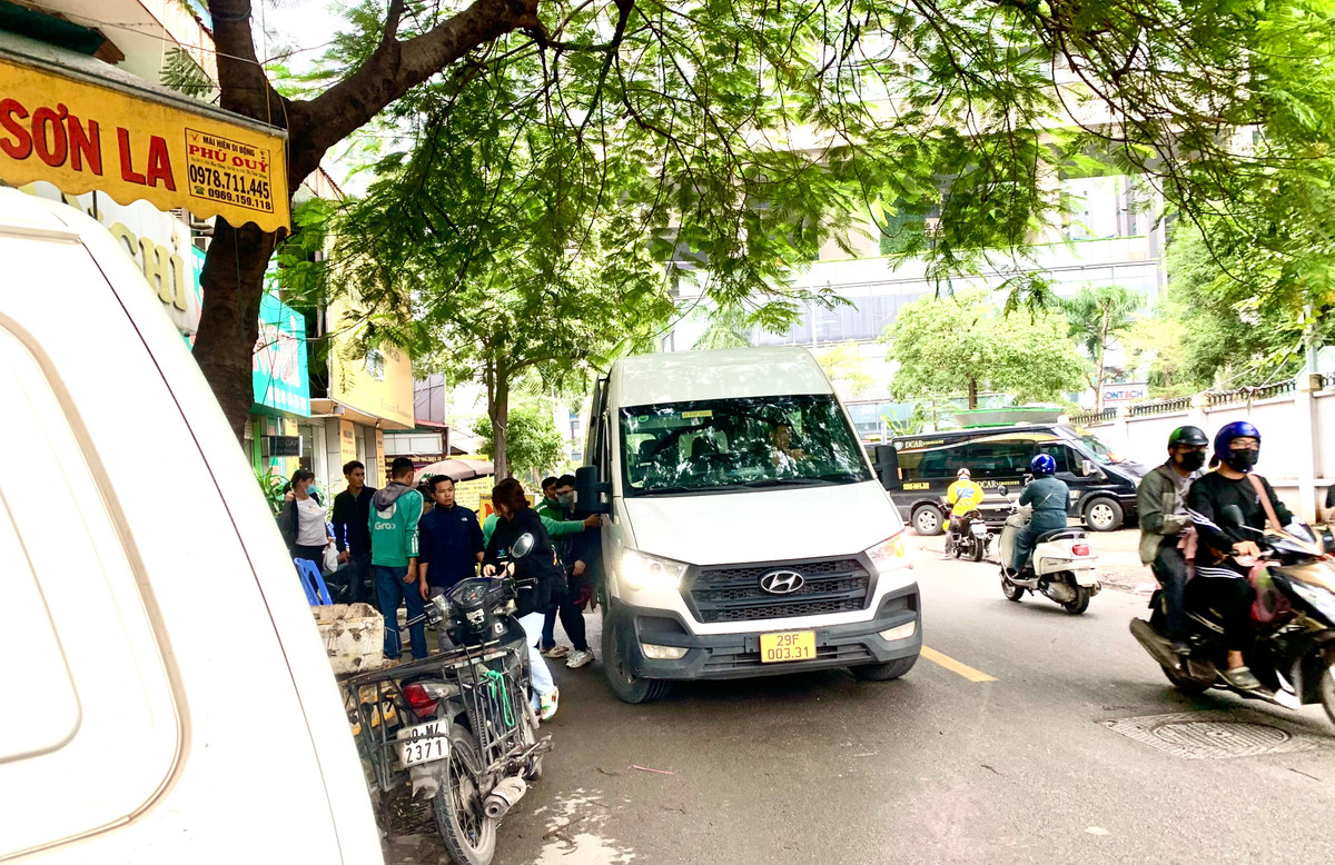 Hà Nội: Xe dù vẫn tung hoành đón trả khách trái quy định - Hình 2 Ha Noi: Xe du van tung hoanh don tra khach trai quy dinh-Hinh-2