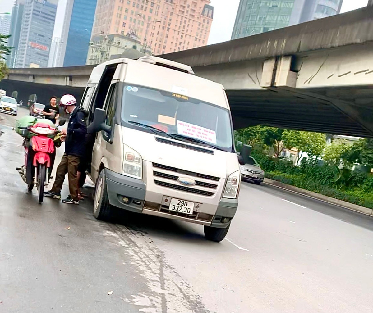 Hà Nội: Xe dù vẫn tung hoành đón trả khách trái quy định Ha Noi: Xe du van tung hoanh don tra khach trai quy dinh