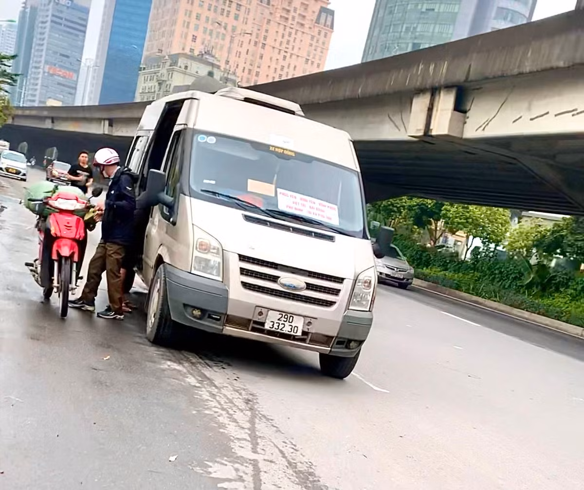 Ha Noi: Xe du van tung hoanh don tra khach trai quy dinh