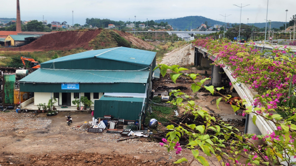 Bãi chất thải bủa vây chân cây cầu đẹp nhất tỉnh Quảng Ninh Bai chat thai bua vay chan cay cau dep nhat tinh Quang Ninh