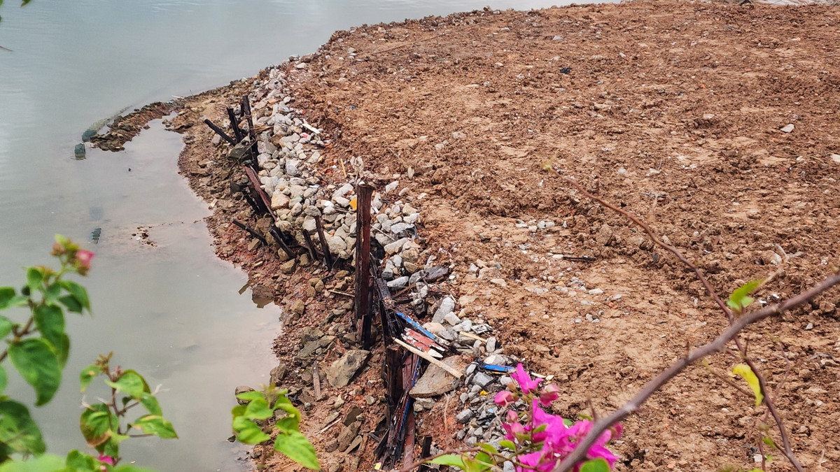 Bãi chất thải bủa vây chân cây cầu đẹp nhất tỉnh Quảng Ninh - Hình 3 Bai chat thai bua vay chan cay cau dep nhat tinh Quang Ninh-Hinh-3
