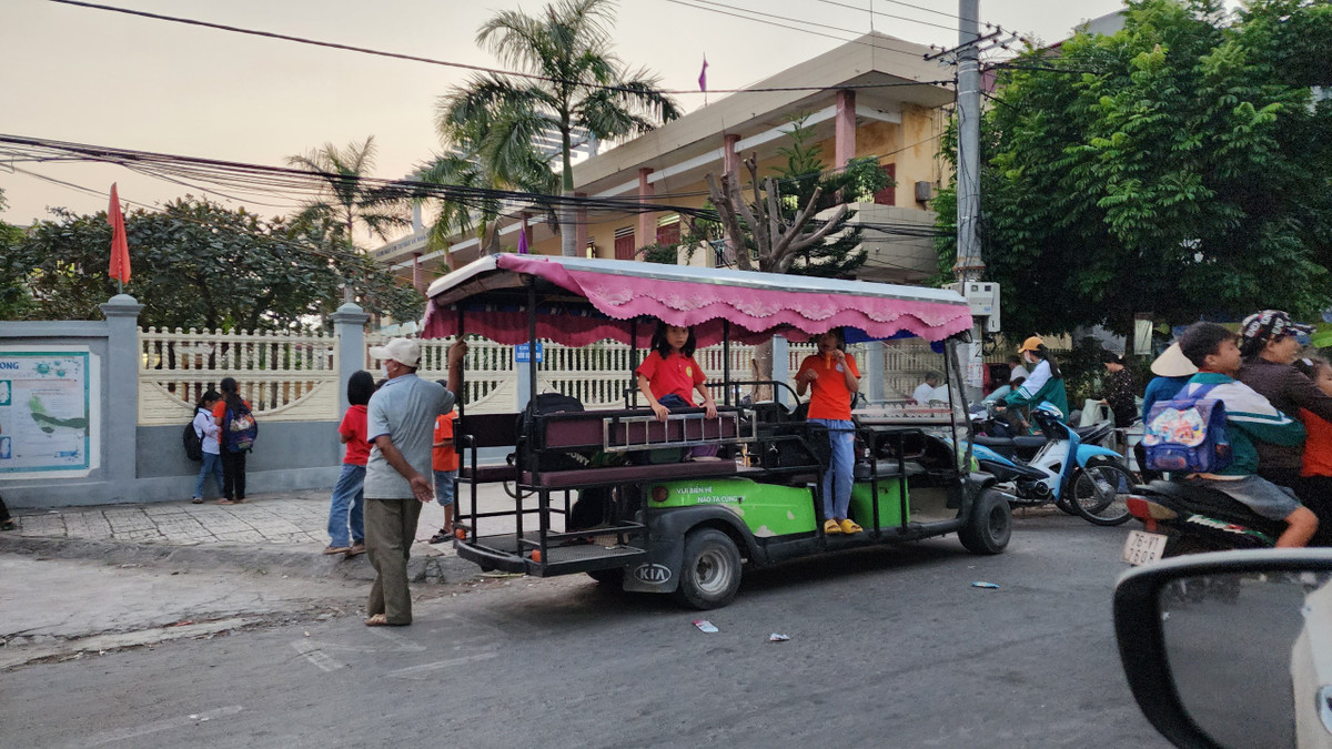 Xe điện 4 bánh không phép “tung hoành” ở Nam Định - Hình 2 Xe dien 4 banh khong phep “tung hoanh” o Nam Dinh-Hinh-2