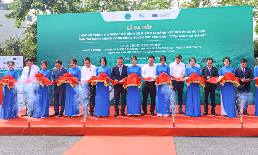 Ha Noi: Khach di xe buyt duoc su dung xe dien mien phi