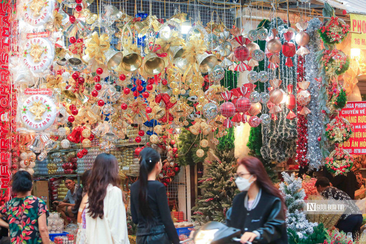 Theo chị Thùy Linh (Ba Đình), được giao nhiệm vụ trang trí không khí giáng sinh ở cơ quan, nên hàng năm cách 1 tháng thì sẽ đến Hàng Mã để lựa chọn đồ.