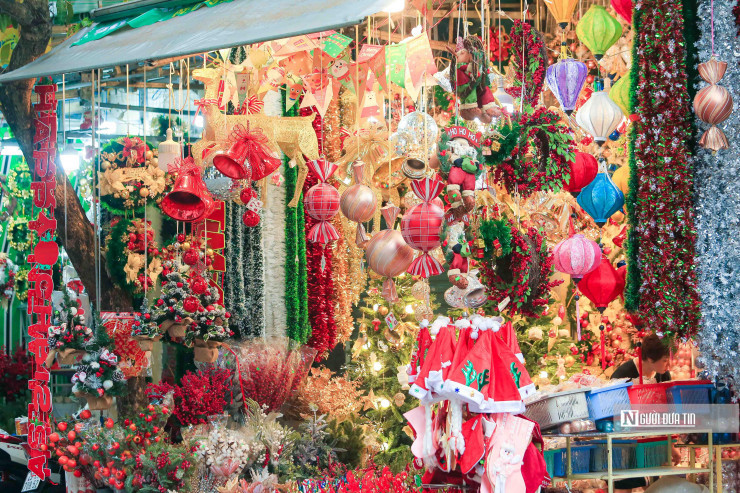 Những món đồ trang trí rực rỡ của Giáng sinh và năm mới được bày bán ngập tràn trên phố Hàng Mã với đầy đủ các mặt hàng cho mùa lễ hội, từ ông già Noel, cây thông, tuần lộc đến những phụ kiện trang trí.