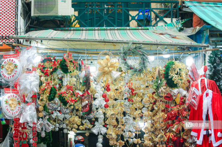 Vào thời điểm này, phố Hàng Mã đã rực sắc đỏ để chuẩn bị phục vụ dịp Giáng sinh.