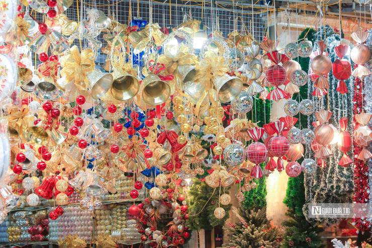 Đi qua dọc tuyến phố, mọi người đều có thể tận hưởng được không khí Giáng sinh sớm tại nơi đây. Cây thông Noel - một trong những món đồ trang trí biểu tượng của Lễ Giáng sinh.