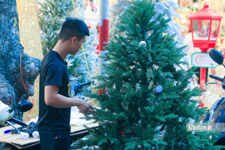 Mới chỉ cuối tháng 11, nhưng không khí nhộn nhịp, tấp nập mua bán đã về trên con phố này. Người dân rủ nhau lên phố chọn mua những mặt hàng trang trí ưng ý cho mùa Giáng Sinh tới.