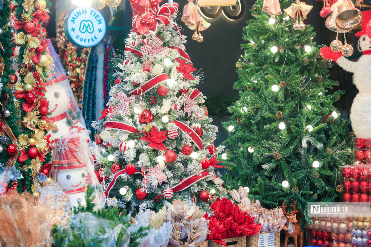 Nhân viên các cửa hàng trang trí cây thông, ông già Noel để thu hút khách hàng.