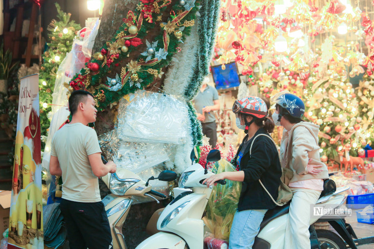 Giá cả hàng hóa so với mọi năm không có nhiều biến động nhiều. "Cây thông Noel có giá từ 500.000 đồng đến 2 triệu đồng/cây tuỳ từng loại trang trí và kích cỡ. Những đồ trang trí như: quả chuông, bông tuyết...có giá từ 80.000 đồng đến 300.000 đồng theo khổ lớn nhỏ", chủ cửa hàng cho biết thêm.