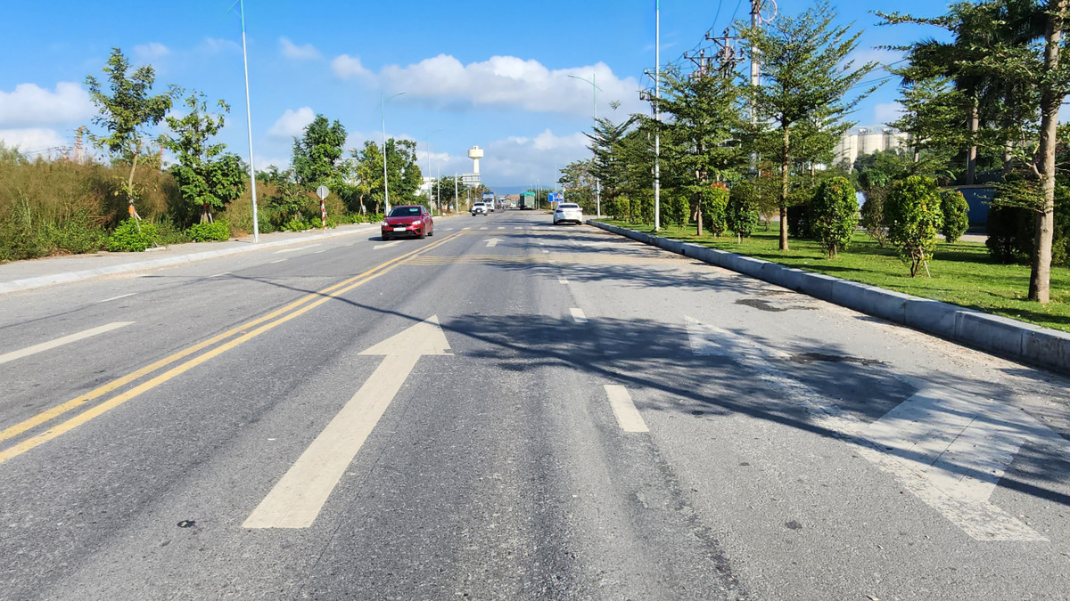 Hiện kết cấu mặt đường của tuyến đường nghìn tỷ vẫn đang trong tình trạng hư hại, hằn lún, gây mất ATGT.