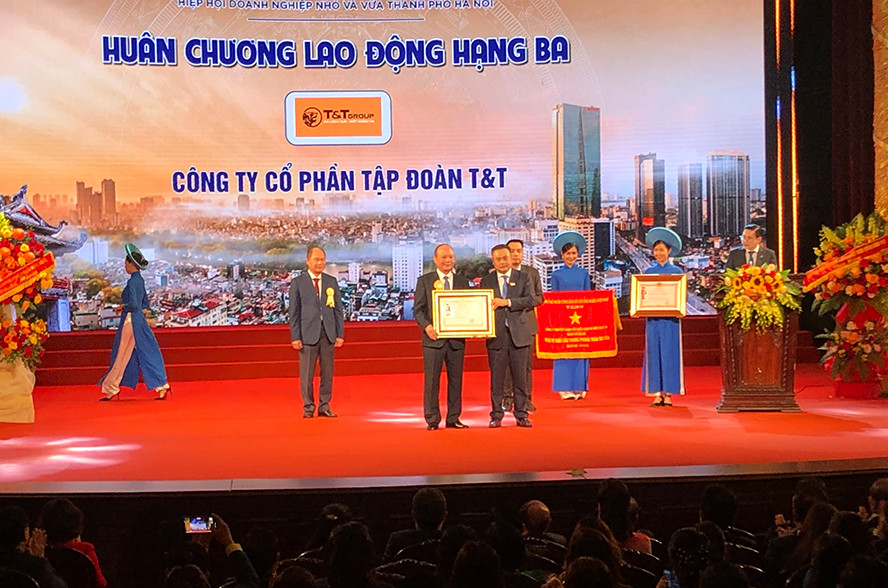 Tôn vinh doanh nhân, doanh nghiệp Thăng Long tiêu biểu - Hình 2 Ton vinh doanh nhan, doanh nghiep Thang Long tieu bieu-Hinh-2