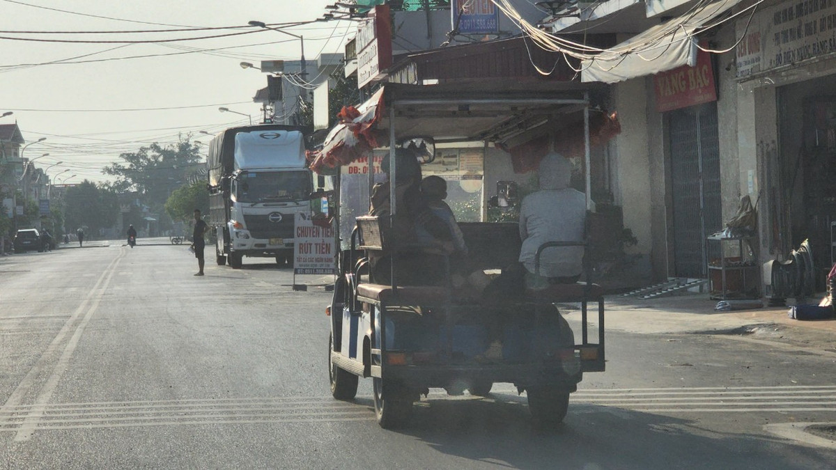 Xe điện 4 bánh không phép ở Nam Định: Đề nghị đình chỉ Xe dien 4 banh khong phep o Nam Dinh: De nghi dinh chi