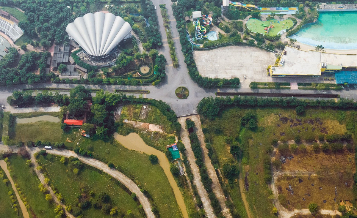 Sở Xây dựng Hà Nội sẽ chủ trì cùng với các Sở, ngành tiếp tục rà soát những dự án chậm tiến độ để hàng năm cập nhật vào danh mục thực hiện giai đoạn 2021-2030. Đơn cử như dự án Khu du lịch sinh thái và vui chơi giải trí Tuần Châu Hà Tây tại xã Sài Sơn, huyện Quốc Oai diện tích khoảng 198ha, có mức đầu tư 7.523 tỷ đồng do Công ty Cổ phần Tuần Châu Hà Nội làm chủ đầu tư. Dự án được khởi công năm 2008, tiến độ được duyệt là đến quý IV/2020.