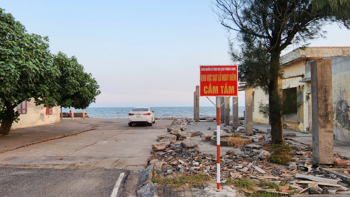 Ban Quản lý khu du lịch Thịnh Long yêu cầu người dân không tắm, bơi lội trên biển trong thời gian này.