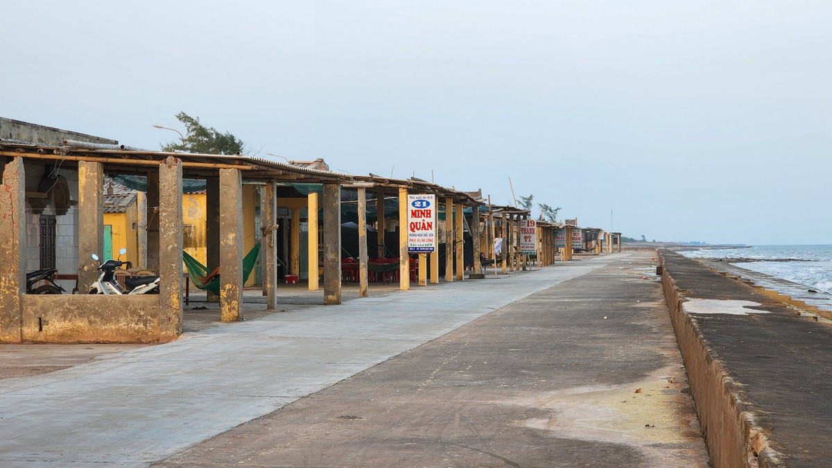 Tại một số vị trí bờ kè chưa bị sụt lún, các ki ốt vẫn được mở ra và có hoạt động kinh doanh.