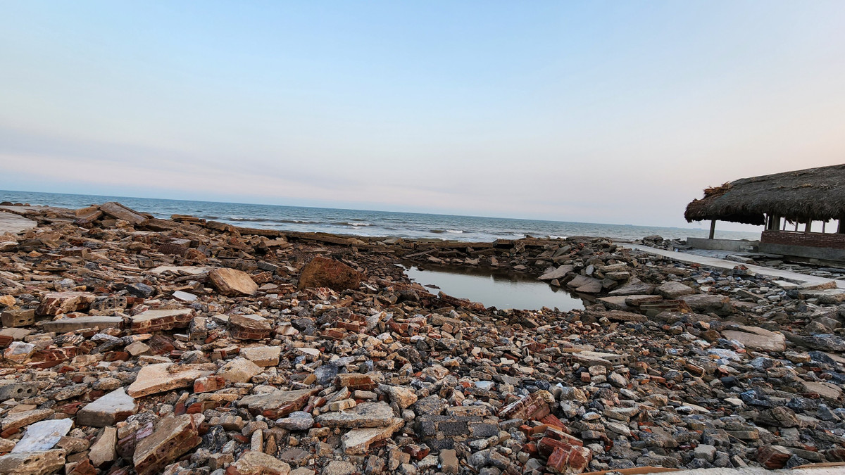 Những mảng bê tông lớn bị sóng hất văng lên khu vực đường bê tông sát biển và tạo thành các hố nước nguy hiểm.