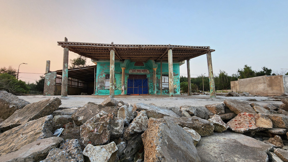 Hàng chục ki ốt kinh doanh tại đây đã dừng hoạt động và bỏ hoang.