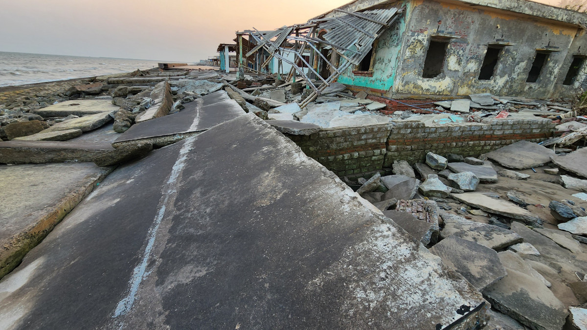 Toàn bộ bức tường chắn sóng trên tuyến kè bị đứt gãy, sạt lở.