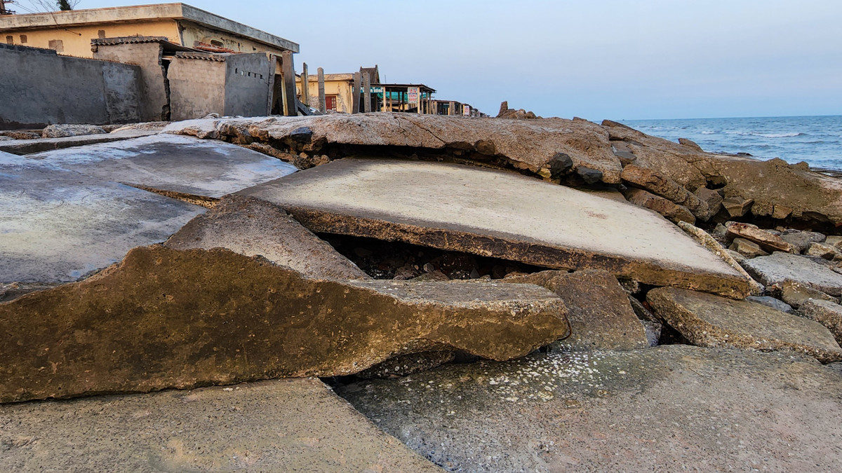 Công trình kè xuống cấp nghiêm trọng.