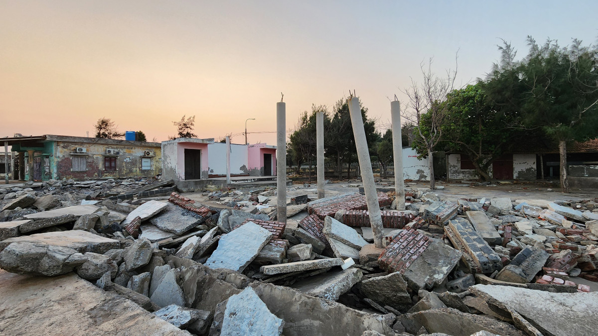 Những công trình này có thể bị đổ sập bất cứ lúc nào nếu triều cường tiếp tục dâng cao và hoạt động mạnh liên tục.