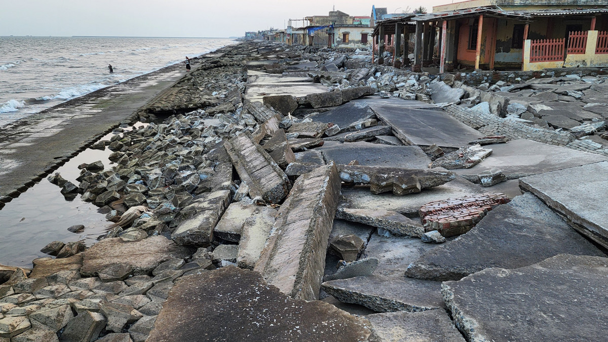 Ghi nhận của PV Báo Tri thức và Cuộc sống, tuyến kè khu du lịch biển Thịnh Long (huyện Hải Hậu, tỉnh Nam Định) đã bị sóng đánh vỡ nhiều vị trí, sạt lở đã vào tới sát phần móng các ki ốt của những hộ kinh doanh ven biển.