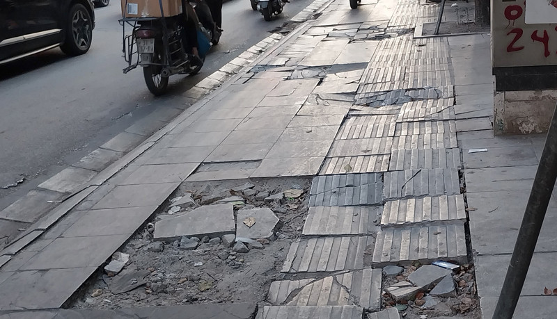Đá vỉa hè Hà Nội mới lát đã hỏng: Ai chịu trách nhiệm? Da via he Ha Noi moi lat da hong: Ai chiu trach nhiem?