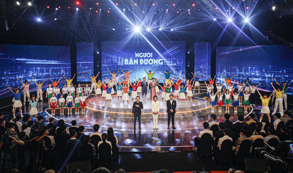 Xuyên suốt chương trình Người bạn đường 2022, ngoài những câu chuyện giao thông mỗi ngày từ những em nhỏ để nhắc nhở mỗi người lớn, nổi bật còn là sự tôn vinh sự hy sinh, cống hiến của những con người thầm lặng góp phần đảm bảo ATGT cho người dân.