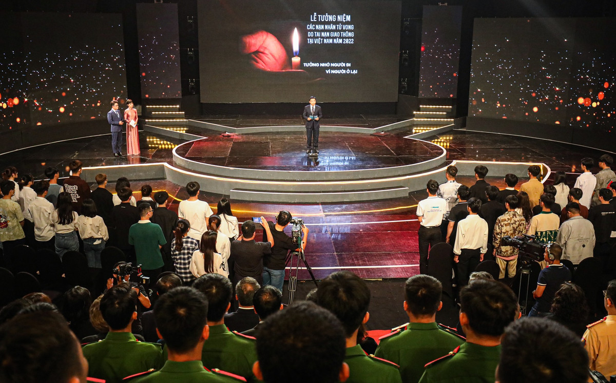 Tối 19/11, Ủy ban ATGT Quốc gia phối hợp với Đài Truyền hình Việt Nam tổ chức chương trình “Người bạn đường” gắn với Lễ tưởng niệm các nạn nhân tử vong do TNGT với thông điệp “Tưởng nhớ người đi - Vì người ở lại”.