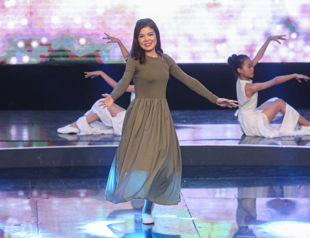 Tiết mục múa của chị Bế Thị Băng, Hoa hậu khuyết tật, người đã nỗ lực vươn lên sau biến cố khiến chị bị mất đi một chân vì TNGT vào năm 2012. Tỉnh dậy trên giường bệnh, chị cảm thấy cuộc đời là một màu đen tối khi bác sĩ thông báo sau này, chị chỉ có thể dùng xe lăn để đi lại. Không khuất phục trước số phận, sau khi nghiêm túc suy nghĩ về cuộc đời mình và tự nhủ rằng phải tập đứng dù có khó đến mức nào, chị Băng đã nỗ lực tập luyện. Đến nay không chỉ có thể đi lại, chị còn tiếp tục theo đuổi niềm đam mê múa của mình.