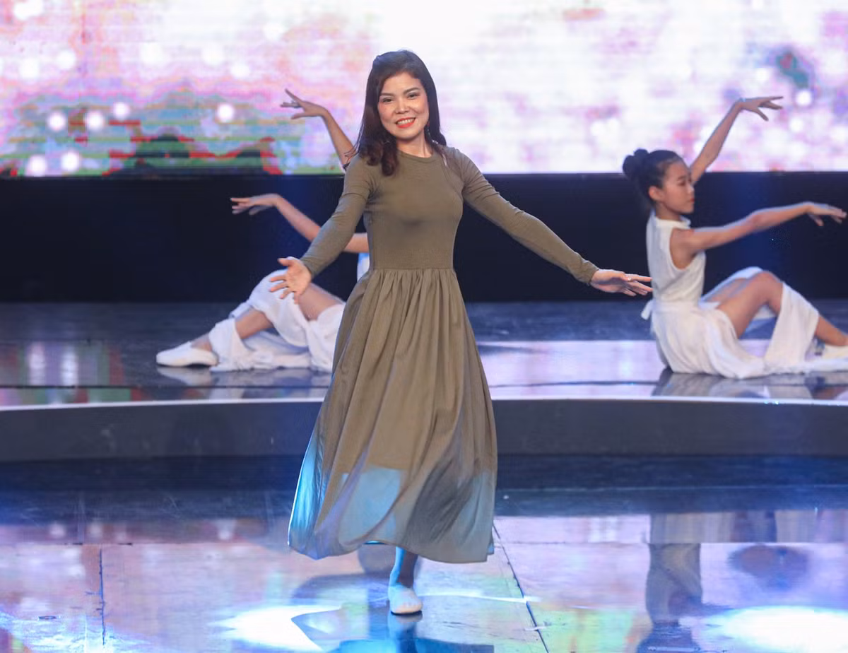 Tiết mục múa của chị Bế Thị Băng, Hoa hậu khuyết tật, người đã nỗ lực vươn lên sau biến cố khiến chị bị mất đi một chân vì TNGT vào năm 2012. Tỉnh dậy trên giường bệnh, chị cảm thấy cuộc đời là một màu đen tối khi bác sĩ thông báo sau này, chị chỉ có thể dùng xe lăn để đi lại. Không khuất phục trước số phận, sau khi nghiêm túc suy nghĩ về cuộc đời mình và tự nhủ rằng phải tập đứng dù có khó đến mức nào, chị Băng đã nỗ lực tập luyện. Đến nay không chỉ có thể đi lại, chị còn tiếp tục theo đuổi niềm đam mê múa của mình.