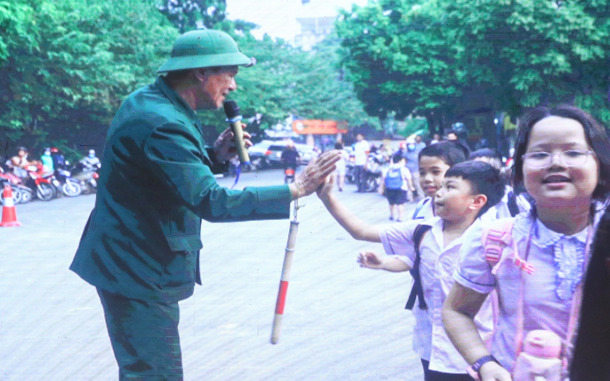 Tại Lễ tưởng niệm, câu chuyện "ăn cơm nhà vác tù và hàng tổng" của ông Nguyễn Tiến Nam (SN 1954, tại thị xã Vĩnh Yên, tỉnh Vĩnh Phúc) mang đến sự xúc động, đầy yêu thương. Ông là cựu chiến binh tham gia công tác đảm bảo ATGT ở cổng trường tiểu học Liên Bảo, TP Vĩnh Yên, tỉnh Vĩnh Phúc với mong muốn mang đến môi trường giao thông an toàn cho các học sinh.