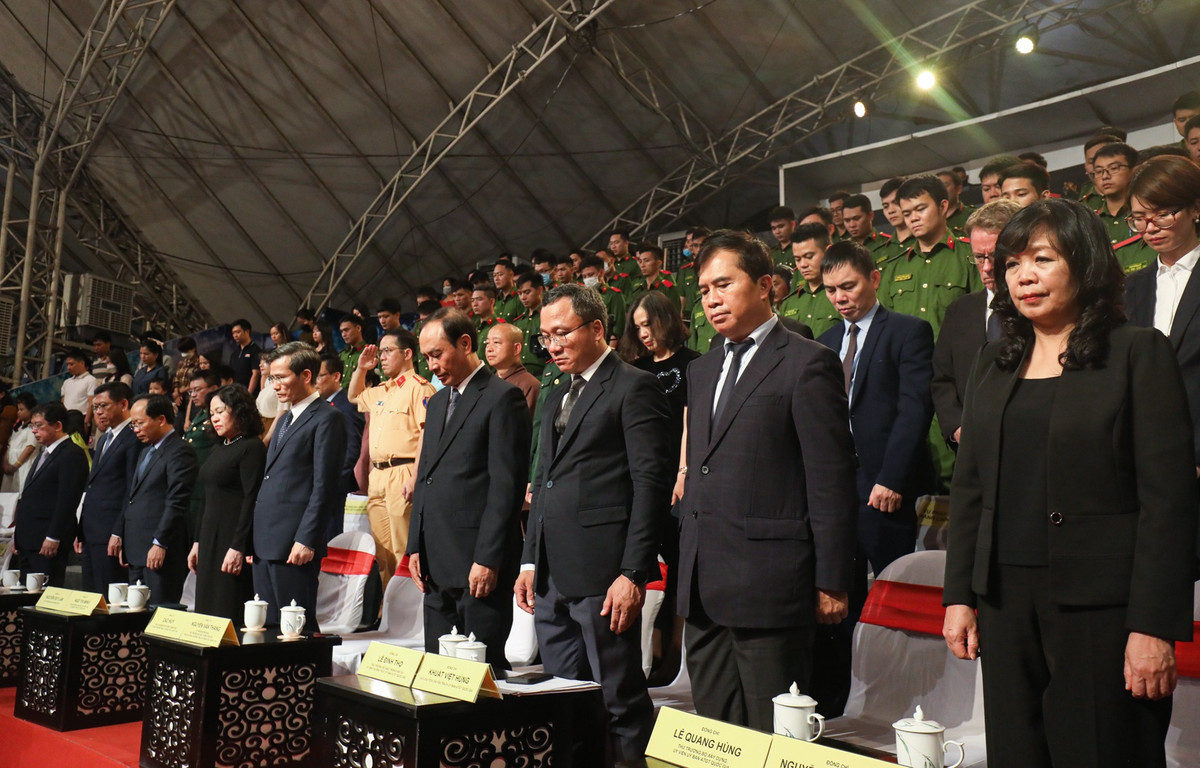 Gửi lời thăm hỏi và chia buồn sâu sắc của Chính phủ đến tất cả các gia đình có nạn nhân tử vong do TNGT tại Việt Nam, Bộ trưởng Nguyễn Văn Thắng đề nghị mỗi người hãy cùng giúp đỡ, sẻ chia, chung tay xoa dịu những nỗi đau mà tai nạn giao thông đã gây ra. Hãy vì niềm xót thương những người đã mất mà hành động vì sự an toàn của những người đang sống.