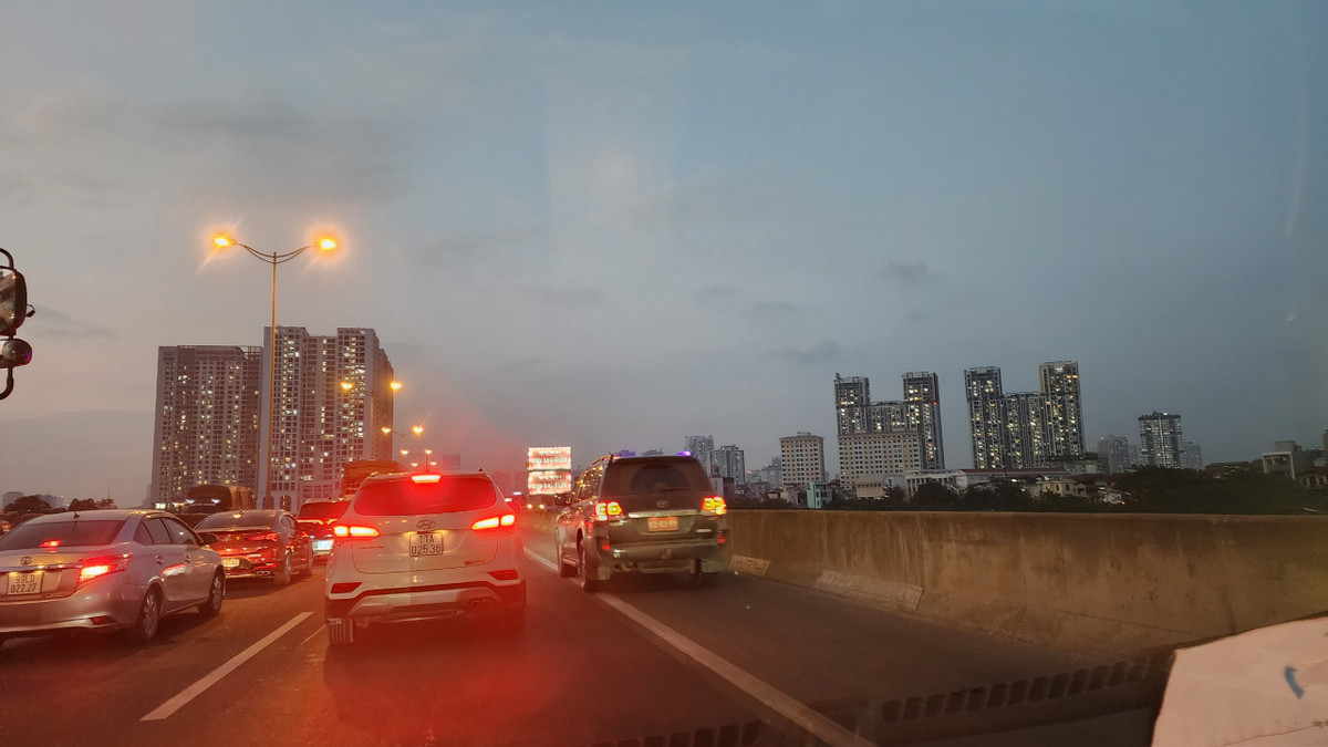 Chiếc xe ô tô biển màu đỏ chạy vào làn đường khẩn cấp dù tuyến đường không ùn ứ.