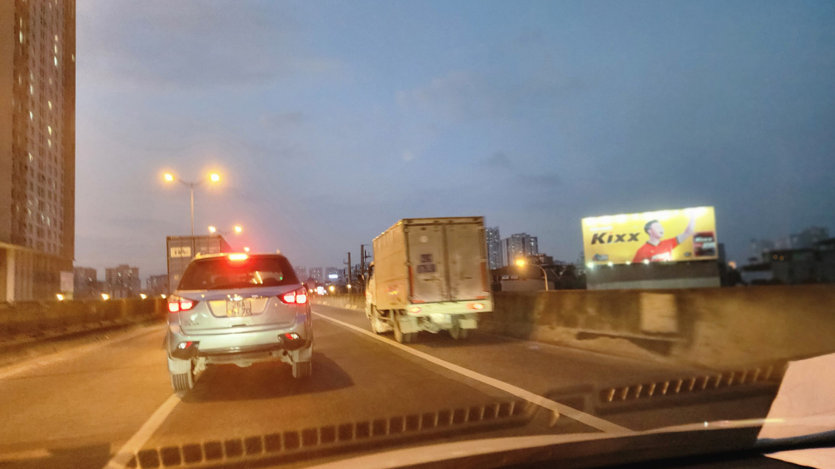 Một tài xế chạy xe khách tuyến Hưng Yên - Vĩnh Phúc tiết lộ: "Đi nhiều thành quen nên biết rõ những đoạn đường nào camera phạt nguội không soi được nên cứ vô tư đi vào làn đường khẩn cấp để được di chuyển thông thoáng".