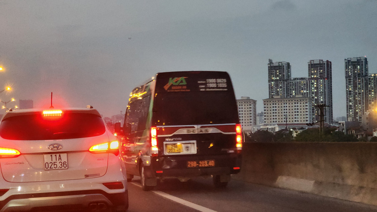 Loại phương tiện xe hợp đồng Limousine cũng thường xuyên đi vào làn đường khẩn cấp vành đai 3 để trả khách.