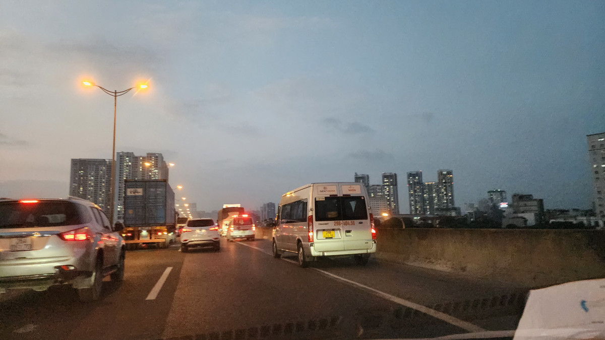 Những chiếc xe đi vào làn đường khẩn cấp mà không sợ bị phạt nguội vì nhiều đoạn không có camera.